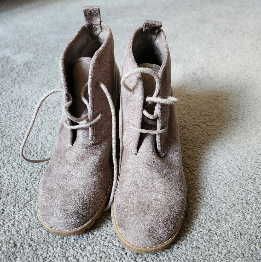Bass ankle lace-up boots size 8M faux suede mushroom gray excellent condition